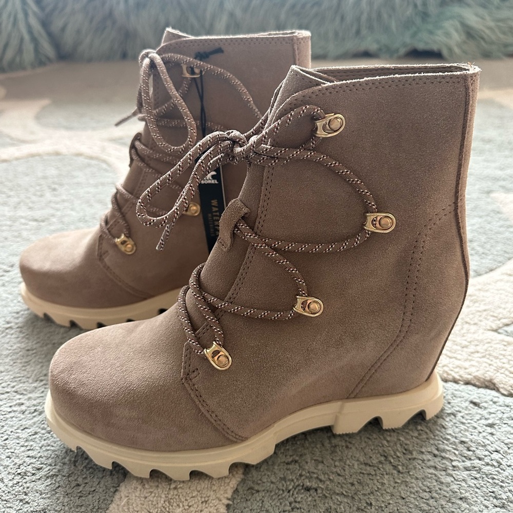 BRAND NEW Joan of Arctic Sorel Wedges🌟!